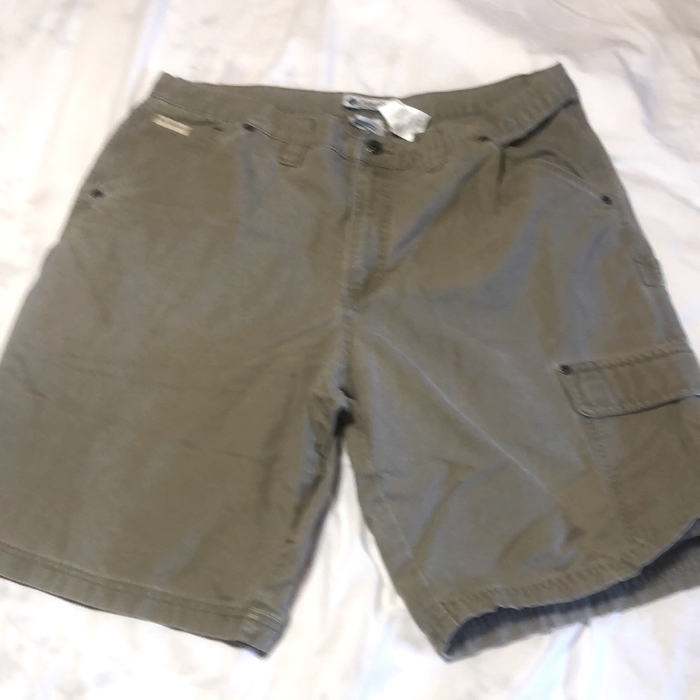 Mens Columbia cargo short, med weight. Size 38, good condition.